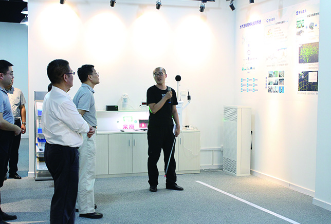 中信所領導參觀考察諾方電子(zǐ)-2.jpg